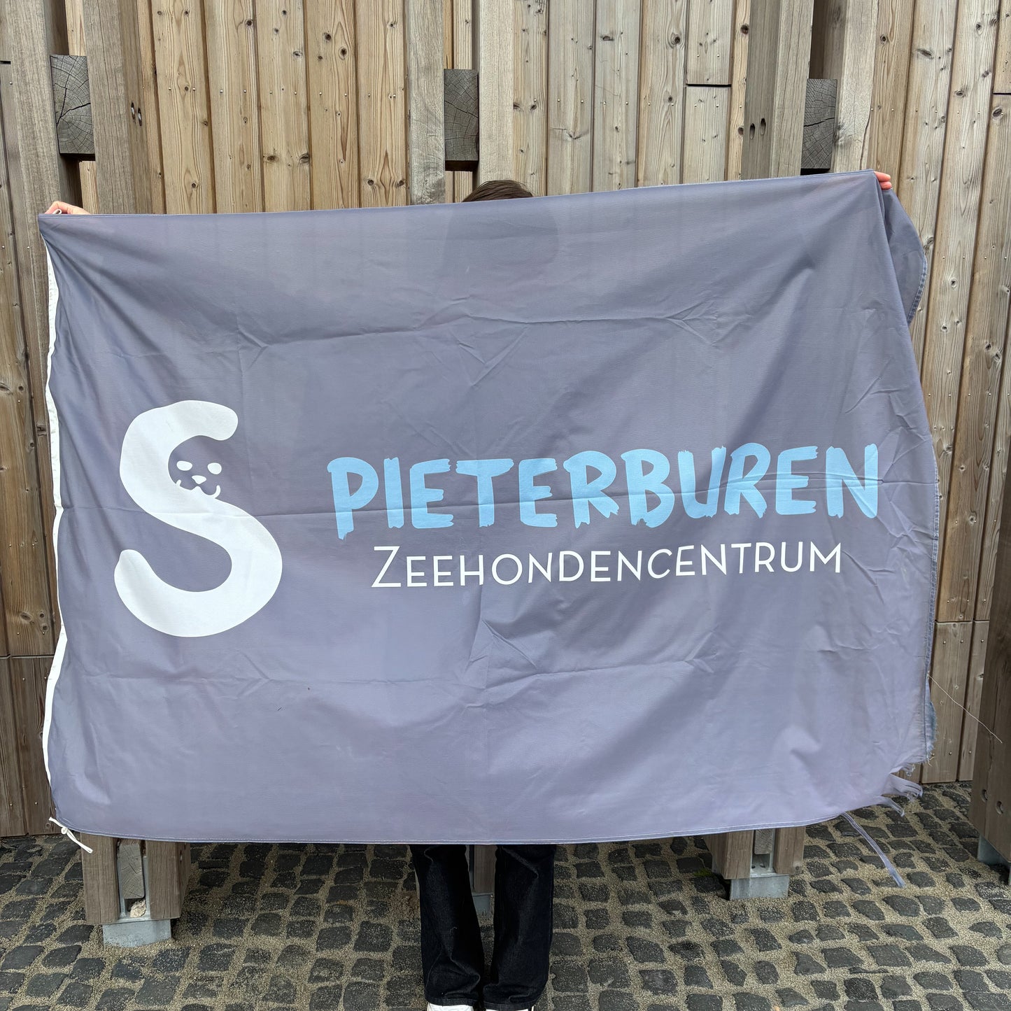 89. Grey/dark blue flag featuring the logo of the Seal Centre (used) nr 2