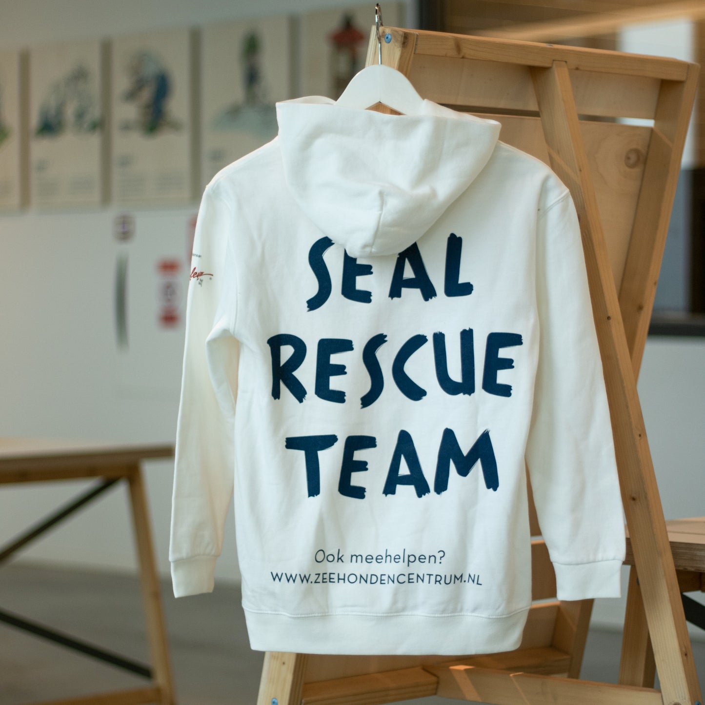 105. White hoodie from the Seal Rescue Team, EU size 152 (kids)